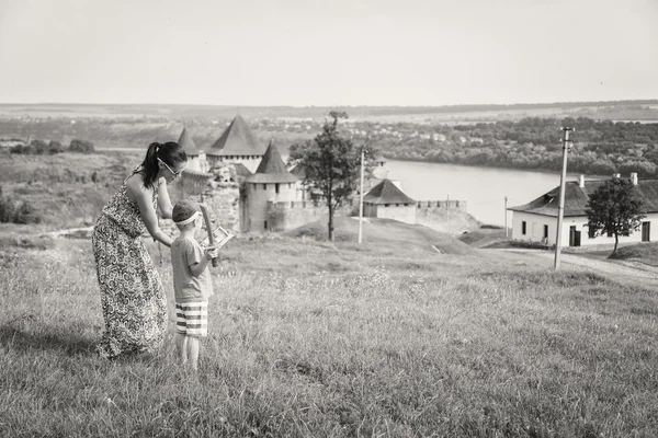Madre e hijo cerca del castillo — Foto de Stock