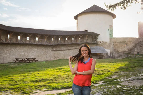 Menina perto do castelo medieval — Fotografia de Stock