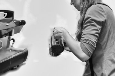 Kız kahve kahve makinesi yapıyor.