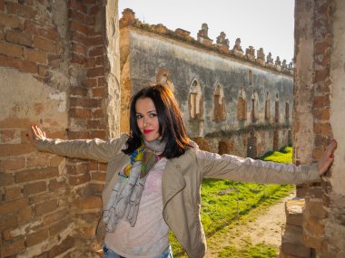 Eski duvara yakın duran kadın