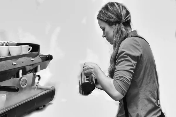 Mädchen kocht Kaffee in Kaffeemaschine — Stockfoto