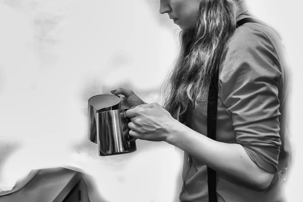 Flicka gör kaffe i kaffebryggare — Stockfoto