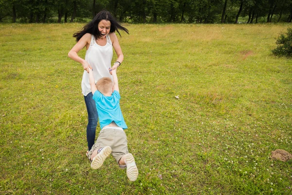 Mutter spielt mit ihrem Sohn — Stockfoto