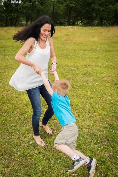 Moeder spelen met haar zoon — Stockfoto