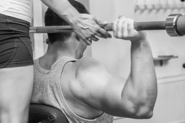 Hombre haciendo ejercicio con varilla atlética — Foto de Stock