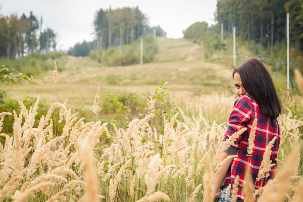 Meisje in casual kleding in hoog gras — Stockfoto