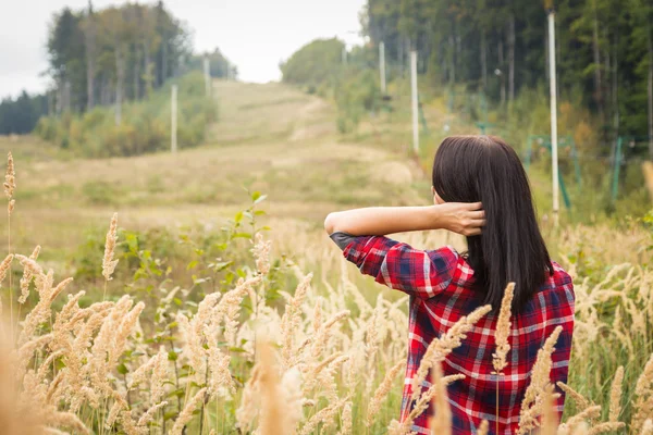 Meisje in casual kleding in hoog gras — Stockfoto