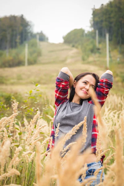 在高高的草丛中休闲服饰的女孩 — 图库照片