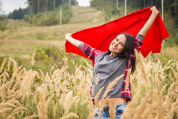 Meisje in casual kleding in hoog gras — Stockfoto