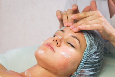 Genç kadın alıcı yüz maskesi