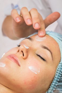 Genç kadın alıcı yüz maskesi