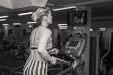 Sarışın üzerinde parça simülatörü standları