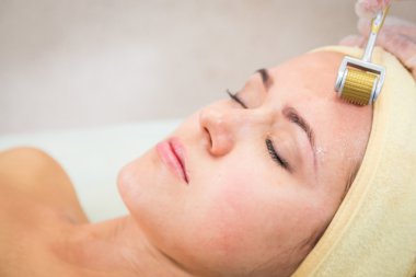 Şevval Özçelik Güzellik Dermaroller yordam gerçekleştirir