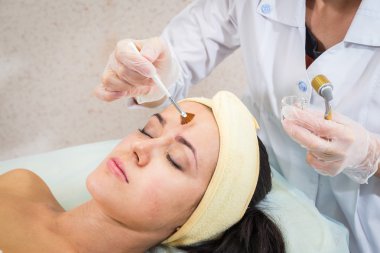 Şevval Özçelik Güzellik Dermaroller yordam gerçekleştirir