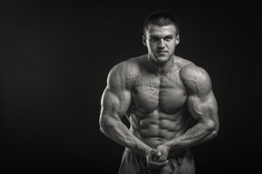 kaslı adam vücut geliştirmeci