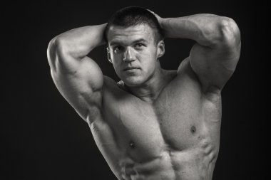 kaslı adam vücut geliştirmeci