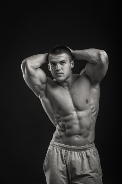 kaslı adam vücut geliştirmeci