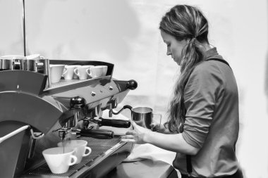 Kız yapar kahve kullanarak kahve makinesi