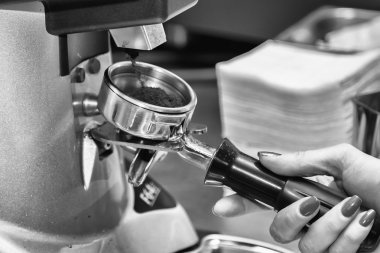 Kız yapar kahve kullanarak kahve makinesi