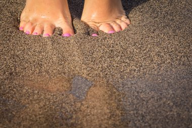 vrouw stond aan het zandstrand