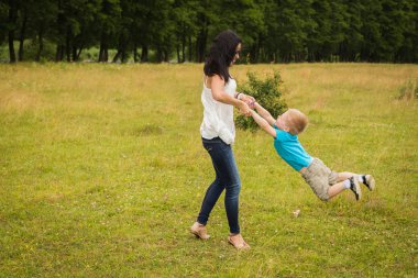Anne oğluyla oynuyor.