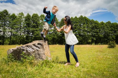 Anne oğluyla oynuyor.