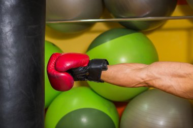 Kum torbasına kaslı adam vurdu