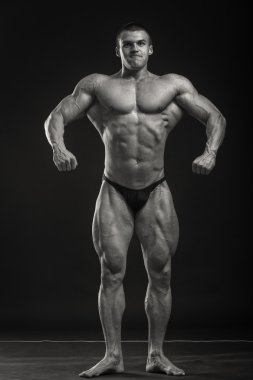 kaslı adam vücut geliştirmeci