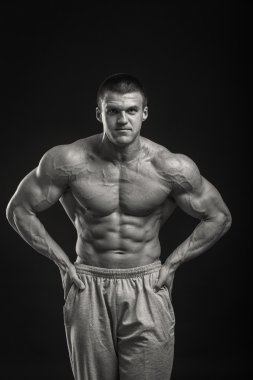 kaslı adam vücut geliştirmeci