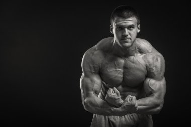 kaslı adam vücut geliştirmeci