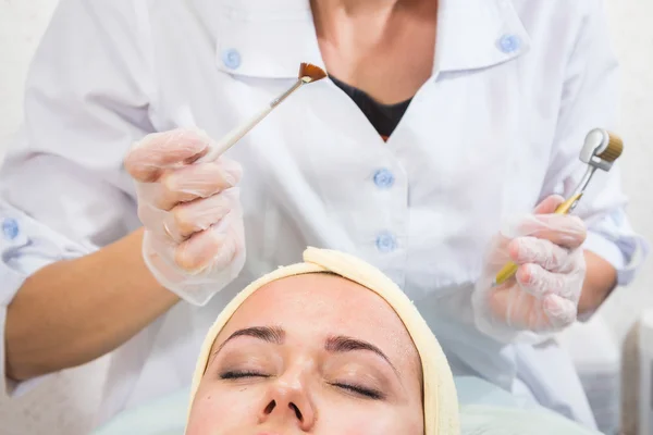 Kosmetolog utför Dermaroller förfarande — Stockfoto