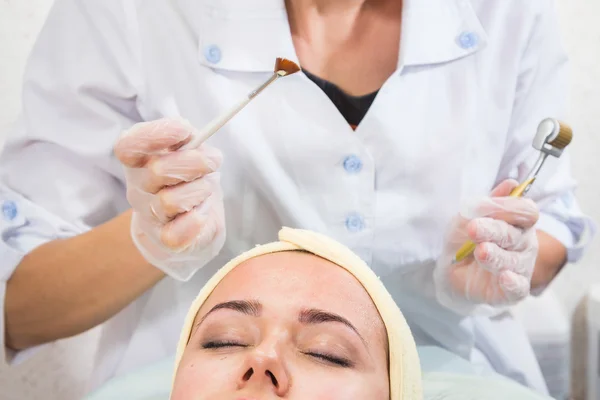 Beautician performs Dermaroller procedure — Stock Photo, Image