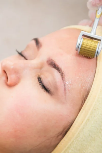 Şevval Özçelik Güzellik Dermaroller yordam gerçekleştirir