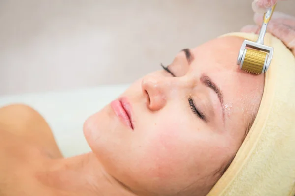 Şevval Özçelik Güzellik Dermaroller yordam gerçekleştirir