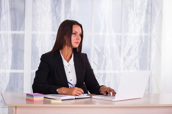 Affärskvinna som arbetar med datorn — Stockfoto