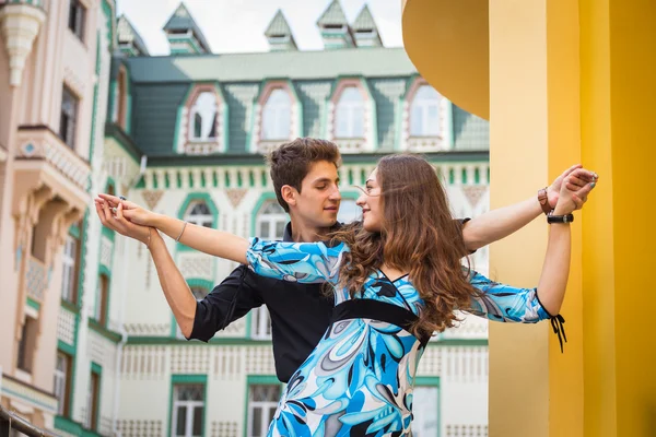 Pareja posando en la calle — Foto de Stock