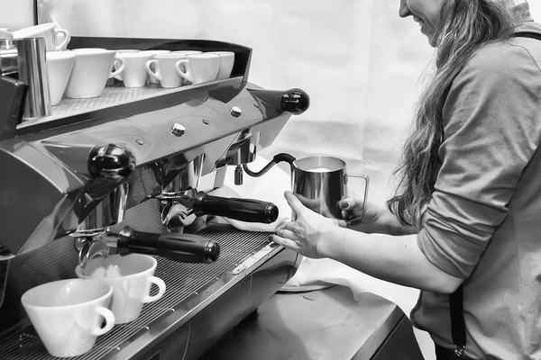 Kız yapar kahve kullanarak kahve makinesi — Stok fotoğraf