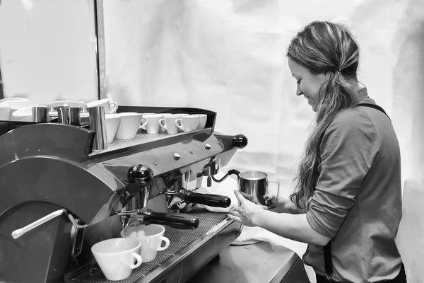 Flickan gör kaffe med kaffe maskin — Stockfoto