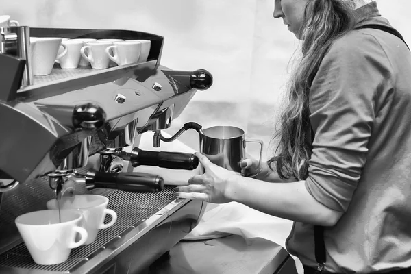 Ragazza fa il caffè utilizzando la macchina del caffè — Foto Stock