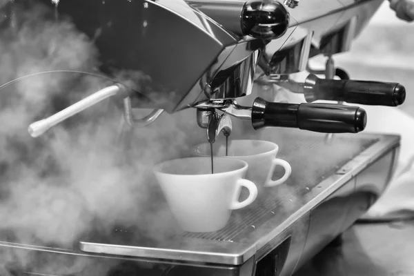 Girl makes coffee using coffee machine — Stock Photo, Image