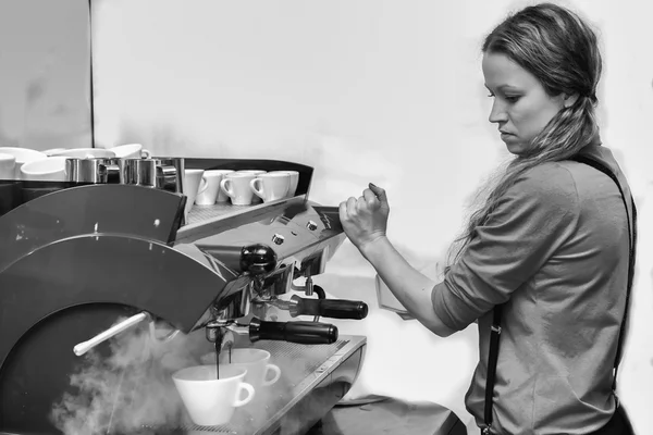 Kız yapar kahve kullanarak kahve makinesi — Stok fotoğraf