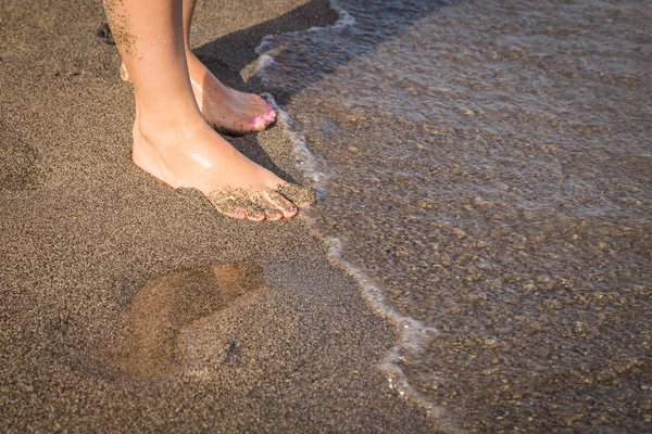 Woman standing on the sand beach — Stock Photo, Image