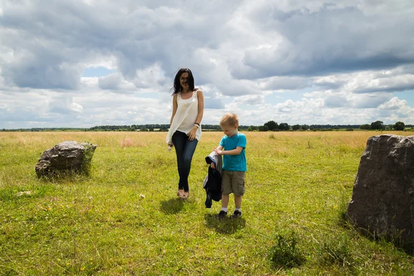 Moeder spelen met haar zoon — Stockfoto