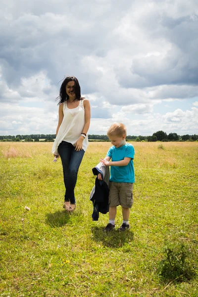 Madre jugando con su hijo — Foto de Stock