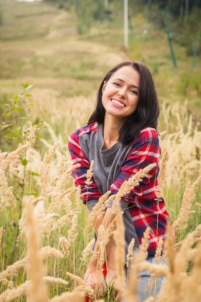 Mladá dívka stojící ve vysoké trávě — Stock fotografie