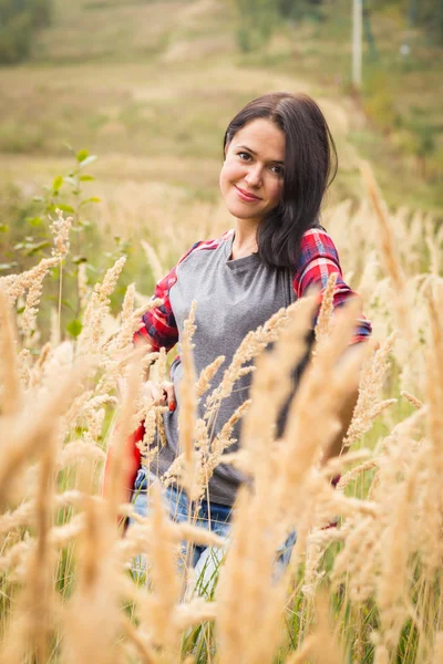 Молодая девушка, стоящая в высокой траве — стоковое фото
