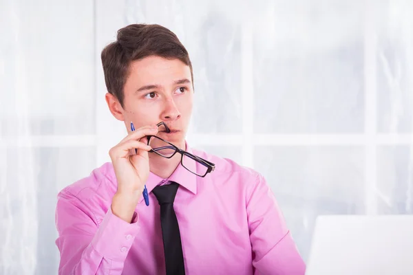 Student mit Brille denkt nach — Stockfoto