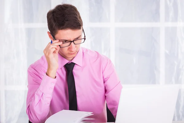 Student working on laptop and takes notes — Stock Photo, Image