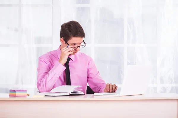 Student working on laptop and takes notes — Stock Photo, Image