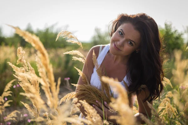 Girl in dress standing in high grass — Stock Photo, Image